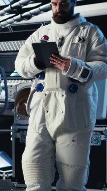 Dikey video Mutlu kadın astronot video çağrısı sırasında komuta merkezi araştırmacılarını selamlıyor, son keşifleri paylaşıyorlar. Uzay gemisindeki Afrikalı Amerikalı kadın Dünya ekibine bilimsel bulgular sağlıyor.