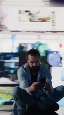 Dikey Video Paranoyak adam takıntılı sosyal medya kullanımından kaynaklanan duygusal hasardan muzdarip. Genç adam kendine olan saygısını etkileyen aşırı bilgi ve karşılaştırma yüzünden bunalmış durumda. Kamera B.