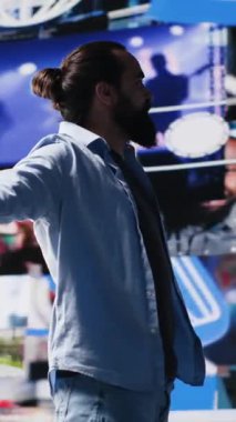 Dikey Video Hırslı Adam sosyal medya uygulamalarındaki kullanıcı arayüzlerine hayran, mobil teknoloji vasıtasıyla küresel bir dinleyiciyle bağlantı kuruyor. Eğlence için dijital aletler kullanıyorlar. Kamera A.