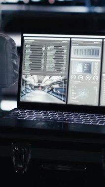 Dikey video Kozmonot büyük uzay istasyonu arızası sırasında ani bir hastalıktan çöker ve kritik alarm başlar. Tıbbi kriz geçiren astronot üzerinde uyarı ışıkları yanıp sönüyor.