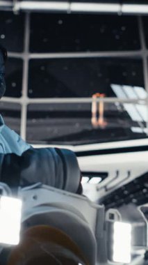 Yabancı bir gemiden gelen ışıkla kör olan dikey video astronot bilinmeyen dünyaları haritalarken kokpit penceresinden geliyor. Kozmonot kozmik kökenleri araştırıyor ve dünya dışı varlıklarla temas kuruyor.