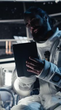 Uzay gemisi mürettebatının uzaylıların varlığına karşı kritik alarma geçişini gösteren dikey bir video. Kozmonot, yörünge istasyonuna yaklaşan Dünya dışı varlıklardan korkuyor.