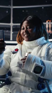 Gezegen kolonileştirme yapan dikey video adam uzay istasyonunun yakınında süzülen dünya dışı varlığa tepki veriyor. Kozmonot yıldız gemisi yıldız verilerini toplarken yabancı geminin gelişini izlerken parlıyor.