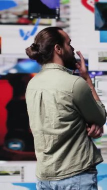 Dikey Video Young yetişkin çoklu sosyal medya platformları ve eylemleri ile bir kullanıcı arayüzü inceler, içerik yaratıcısı görsel ve eğlence için dijitalleştirme kullanır. Ağ çoklu görev