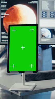 Dikey video astronot dalgaları, Dünya Komuta Merkezi 'yle video görüşmesi sırasında uzay aracında görev güncellemesini paylaşırken el ele veriyor. Kozmonot yer merkeziyle iletişim kurarken araştırmacıları selamladı