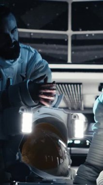 Dikey video, kadın astronot gözleri yabancı gemi ışığından koruyor. Uzay istasyonundaki dikkatli Afrikalı Amerikalı kadın dünya dışı varlıkla ilk teması bekliyor, kamera B