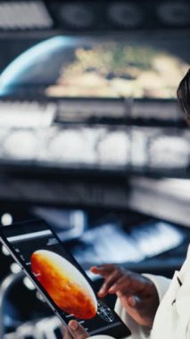 Mars gezegen yüzey analizlerini gösteren yüksek teknoloji uzay gemisi kokpitinin içinde dikey video dizüstü bilgisayar. Yörünge istasyonundaki defter Kırmızı Gezegen 'e yapılan kozmik yolculukta gösterge panelini gösteriyor