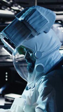 Yıldız gemisinde birlikte uçan dikey video astronotları Mars 'ı keşfediyor, bilinmeyen dünyaların haritasını çıkarıyorlar. Kızıl Gezegen 'e inmeden önce uzay aracındaki kozmonot, yıldızsal veri toplamak için operasyonel hazırlık sağlıyordu.