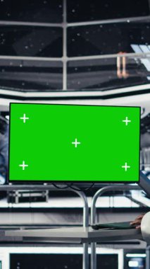 Uzay istasyonunun dışında planlanmış operasyonlara başlamadan önce gezegen görselleştirmesine bakan dikey video astronotu. Uzay gemisindeki kozmonot gelişmiş mühendislerin gezegene inmesiyle çalışıyor.