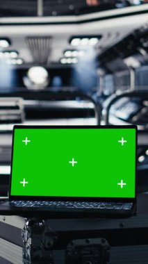 Kırmızı gezegen yolculuğu sırasında kokpitteki yörüngesel navigasyon verileri için kullanılan dikey video Mockup defteri. Görüntüleme monitörünün yanındaki uzay aracını kontrol etmek için kullanılan yeşil ekran dizüstü bilgisayarı