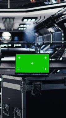 Fütürist uzay aracı hangarının içindeki dikey video yeşil ekran dizüstü bilgisayar, yakınındaki monitörün yanında Mars 'ın kontrol paneli telemetrisini gösteriyor. Yörünge sırasında Kızıl Gezegen 'e gitmek için kullanılan model defter.