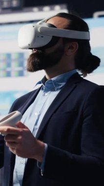 Dikey Video İş Girişimcisi, analitik raporları içeren bir metin mesajı gönderiyor ve aktivite geliştirme başarısı için azami performans elde etmek için sıkı çalışıyor. Yönetim ve yenilik. Kamera A.