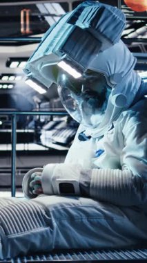 Tabletteki analitikleri inceleyen dikey video astronotu uzay görevi sırasında meslektaşıyla konuşuyor. Takım çalışması kozmonotlar, yıldızları ve asteroidleri takip ederek insanoğlunun hayatta kalmasını sağlar.