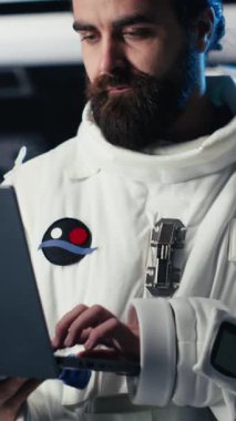 Bilinmeyen gezegendeki kırmızı gezegen görevini tamamladıktan sonra analitikleri kontrol etmek için tablet kullanan dikey video astronotu. Kozmonot Mars 'tan ayrılıyor, dönüş için cihaza navigasyon koordinatları giriyor