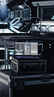 Mars 'ın gezegen yüzeyinin veri analizini yapan yüksek teknoloji uzay gemisi kokpitinin içinde dikey video dizüstü bilgisayar. Yörünge istasyonundaki defter uzaylı kızıl gezegene yapılan kozmik yolculuk sırasında uçuş günlüğünü güncelliyor.