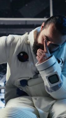 Kozmonot uzayın derinliklerinden yaklaşan bilinmeyen bir uzay aracını izlerken parlayan dikey video uzay gemisi kokpiti. Adam, yörünge istasyonunun yakınında dolanan tanımlanamayan dünya dışı varlığa tepki veriyor. Kamera B