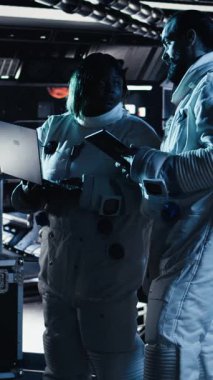 Dikey video ekip çalışması kozmonotlar sohbet ediyor, insanoğlunun hayatta kalma seferi sırasında uzayın derinliklerini keşfediyorlar. Astronotlar gelişmiş mühendislik gücüyle uzay aracında insan genleşmesi yapıyorlar.