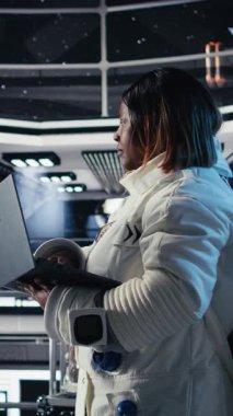 Uzay gemisi kontrol arayüzünü kullanan dikey video astronotları uzay istasyonunun yakınında süzülen dünya dışı varlığa tepki veriyorlar. Kozmonotlardan oluşan bir ekip, veri analizi sırasında uzaylı gemisinin yaklaşmasını izliyor.