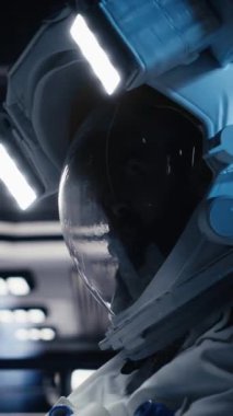 Uzay istasyonunun dışında planlanmış operasyonlara başlamadan önce gezegen görselleştirmesine bakan dikey video astronotu. Uzay gemisindeki kozmonot gelişmiş mühendislerin gezegene inmesiyle çalışıyor.