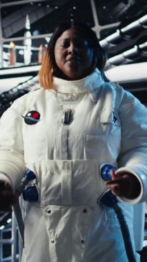 Yüksek teknolojili uzay aracının içindeki dikey video astronotu rutin görev kontrolü sırasında Kırmızı Gezegen özet analizlerini kontrol ediyor. Mars verilerini gösteren monitörün yanında duran aygıtı kullanarak Yörünge İstasyonu Kozmonotu