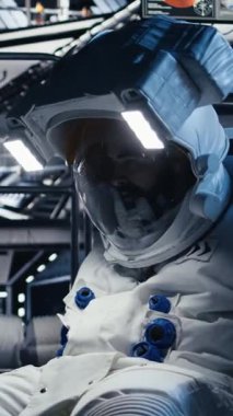 Dikey video araştırmacıları birlikte yıldız gemisinde Mars 'ın gezegen yüzeyini keşfediyorlar. Kozmonotlar Kızıl Gezegen 'e inmeden önce kozmik kökenleri, kamera A' yı incelemek için operasyonel hazırlık sağlıyorlar.