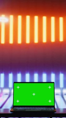 Dikey Video Boş Neon sahnesi siber titreşimleri fotokopi alanının yanında retro fütüristik ışıltıyla harmanlayarak, yaratıcı model kavramları veya kentsel sokak tarzı dijital arka planlar için ideal hale getiriyor. Minimalizm