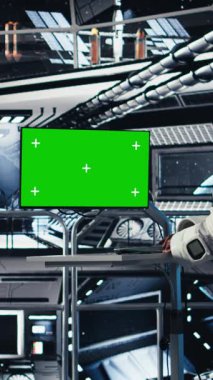 Dikey video astronot gezegen yüzey keşiflerini tamamladıktan sonra kokpitteki yörünge navigasyon verilerini kontrol ediyor. Kozmonot uzaktan ölçüm yazılımı çalıştırıyor, uçuş günlüğü güncelleniyor, kamera A