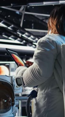 Neşeli astronotların dikey video portresi kozmik koruma ekipmanları takıyor, uzayda insan genleşmesi yapıyor. Mars 'a yapılan insanoğlunun hayatta kalma seferi sırasında bilinmeyen dünyaların haritasını çıkaran ışıl ışıl kozmonot.