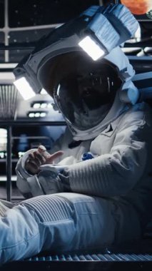 Dikey video astronot yörünge yolunu gösteren arayüze bakar, uzay görevi sırasında iş arkadaşıyla sohbet eder. Ekip halinde çalışan kozmonotlar, insanoğlunun hayatta kalma mücadelesi sırasında sorun çıkaran donanımlar.