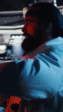 Uzay istasyonunun dışındaki planlanmış operasyonlara başlamadan önce bilgisayardaki analizleri inceleyen dikey video astronotu. Kozmonot yabancı gezegene indikten sonra görev parametrelerini doğruluyor