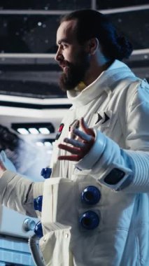 Video çağrısı sırasında komuta merkezi araştırmacılarını karşılayan, analiz bulgularını sunan dikey video neşeli astronot. Gülümseyen Yörünge İstasyonu mürettebatı Dünya ekibi ve kamera için bilimsel bulgular sağlıyor.