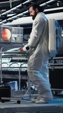 Dikey Kozmonot 'un iş arkadaşıyla yumruk tokuşturduğu bir video. İnsanoğlunun hayatta kalma seferi sırasında yıldız gemisini gezegene inmeye bırakıyor. Astronot kask takıyor, uzay gemisinden ayrılıp gezegeni kolonileştiriyor.