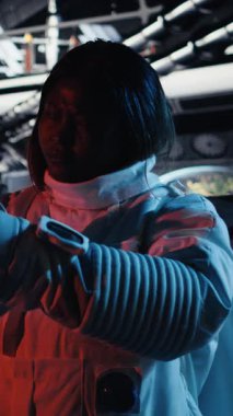 Dikey video astronot son keşifleri paylaşmak için video çağrısı sırasında komuta merkeziyle kozmik kökenleri araştırıyor. Kozmonot haritalaması Dünya ekibine bilimsel bulgular sağlıyor.