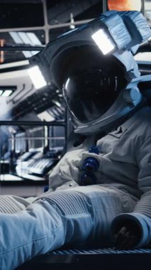 Dikey video araştırmacıları, insanoğlunun hayatta kalma seferi sırasında gezegenlerin yaşanabilirlik faktörlerini nasıl değerlendireceklerine dair beyin fırtınası yapıyorlar. Astronotlar gelecekteki kolonileşmeyi desteklemek amacıyla uzay görevinde insan genleşmesi yapıyorlar.