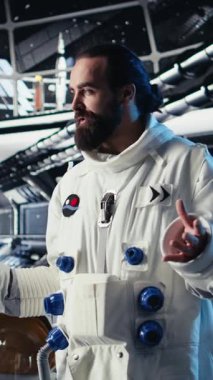 Dikey video, astronotun kırmızı gezegen yüzeyindeki görevini tamamladıktan sonra kayıtları kontrol etmek için tablet kullanmasını kapatıyoruz. Kozmonot Mars 'tan ayrılıyor. Eve dönmek için uçuş günlüğünü güncelliyor. Kamera A.