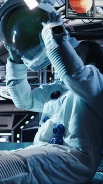 Dikey video astronot dizüstü bilgisayarında yıldız haritaları üzerinde çalışıyor, uzay görevi sırasında meslektaşıyla tartışıyor. Takım çalışması yapan kozmonotlar, insanoğlunun hayatta kalma süreci boyunca not defterindeki galaksi görselleştirmesine bakarlar.