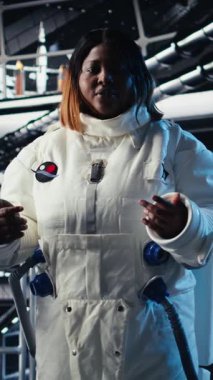 Bilinmeyen gezegendeki kırmızı gezegen görevini tamamladıktan sonra analitikleri kontrol etmek için tablet kullanan dikey video astronotu. Kozmonot Mars 'tan ayrılıyor, dönüş için cihaza navigasyon koordinatları giriyor