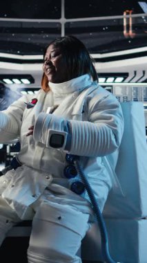 Mars 'a inmeden önce arkadaşlarına mesaj atmak için yeşil ekran akıllı telefonu kullanan dikey video astronotu. Kızıl Gezegen 'de derinlerdeki görev sırasında ailesiyle sohbet etmek için kroma anahtar telefonu kullanan bir kadın.