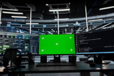 Altyapı arızalarını tanımlamak için kullanılan boş veri merkezindeki yeşil ekran bilgisayar monitörleri. Donanım arızalarını tespit etmek için sunucu çiftliğindeki krom anahtar bilgisayarlar üzerinde makine öğrenme teknolojisi