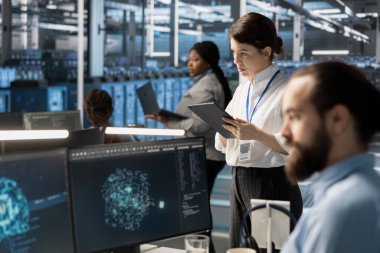 Veri merkezindeki sistem yöneticileri yapay zekayla çalışan otomasyon araçlarını entegre ediyor, bakım yapıyorlar. Personel üyeleri sunucu odasında yapay zeka makinesi öğrenme modelleri kullanıyor