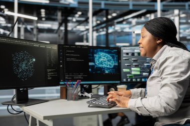 Veri merkezi sistem yöneticisi büyük veri tabanlarını analiz etmek için makine öğrenme algoritmaları kullanıyor. Veri örneklerini tanımak için yapay zeka kullanan Afro-Amerikan sunucu çiftliği yöneticisiName