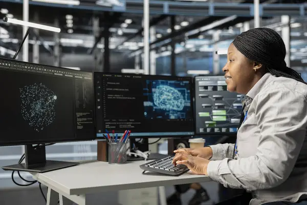 Veri merkezi sistem yöneticisi büyük veri tabanlarını analiz etmek için makine öğrenme algoritmaları kullanıyor. Veri örneklerini tanımak için yapay zeka kullanan Afro-Amerikan sunucu çiftliği yöneticisiName