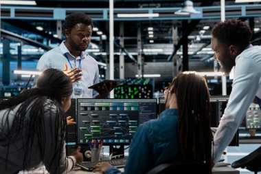 Beyin fırtınası yapan mühendisler, verileri depolayan çiftlik altyapısı sunucularında programlama yapıyorlar. İş arkadaşları bilgisayar işlemlerini yapan veri merkezi raflarını onarmak için bilgisayarda kod çalıştırıyorlar