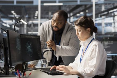 Veri merkezi yöneticisi yapay zeka sinirsel ağ teknolojisi kullanan bir işçiyi denetliyor. Sunucu tarım ekibi lideri ekipmanları güncellemek için yapay zeka programlama dilini kullanan mühendisi denetliyor