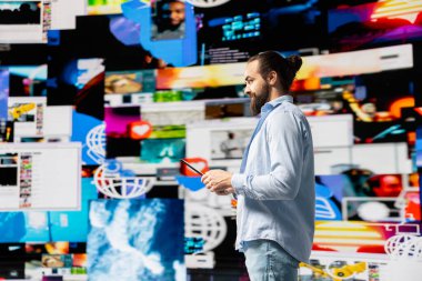 Dijital dünyada sosyal ağa bağlanan genç nüfuzlu kişi, küresel sosyal medya izleyicisi. Hikaye anlatma ve markalaşma araçlarına yatırım yapan bir adam nüfuz ve bağlılık oluşturmak için.