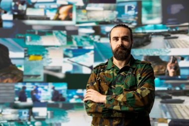Askeri personel uydu verilerini inceler ve bir görev için yüksek teknoloji kontrol merkezi oluşturur. Asker tehdit tespit sistemleri ve ulusal çıkarlar için araçlar kullanıyor.