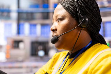 Otomatik fabrikadaki teknisyen, verimlilik için, endüstri 4.0 sistemleri, robotik silahlar ve üretim hattını denetleyen kulaklık takıyor. Kadın mühendis, geliştirme otomasyon yazılımında ekiple iletişim kuruyor.