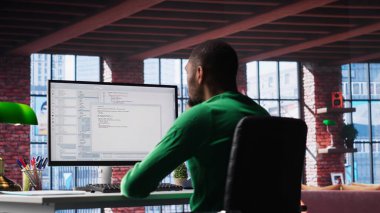 PC kodlamada Siyah Bilgi İşlem geliştiricisi ve bir uygulama yazılımı yaratıyor, hataları düzeltmek için algoritmalar uyguluyor. Çatı katında kod dili üzerinde çalışan bir mühendis. Uygulama performansını optimize ediyor. Kamera B.