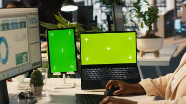 Ofiste şirket idari işlerinde çalışan çalışanların kullandığı bir tablet ve dizüstü bilgisayar. İşçi tarafından kullanılan masa üzerindeki krom anahtar cihazları iş verileri ölçümleri, kamera A