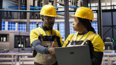 Güneş panelleri fabrika ekibi bakım prosedürlerini takip ederek dişlileri tamir etmek için birlikte çalışıyor. Fotovoltaik fabrikası çalışanları beyin fırtınası yapıyor, arızaları tahmin etmek için bilgisayardaki verileri analiz ediyor, kamera A